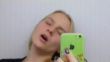Молодая блондинка сняла на телефон дрочку волосатой киски